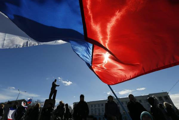 Bandiere russe sventolano a Simferopoli