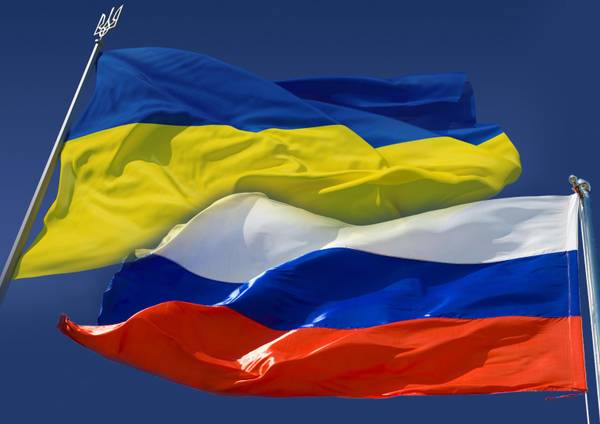 Le bandiere dell'Ucraina e della Russia