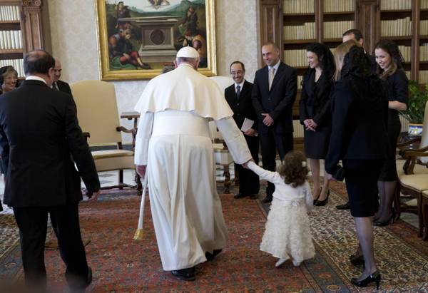 Papa Francesco con la piccola Giorgia, nipote del presidente di Malta