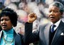 Il nuovo presidente del Sudafrica Nelson Mandela e la moglie Winnie il 18 luglio del 1998 a Soweto