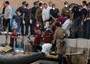 Le operazioni di recupero dei corpi al porto di Lampedusa