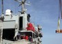 Le bare vengono caricate sulla nave militare Cassiopea per essere trasferite a Porto Empedocle