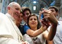 Papa Francesco posa con un gruppo di ragazzi per una foto ricordo