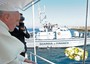 Papa Francesco lancia un mazzo di fiori nel mare di Lampedusa  per ricordare i migranti morti