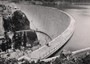 Una foto storica dei primi anni 60 della diga di Beauregard in Valgrisenche che ritrae l'nvaso completamente pieno