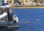 Un mazzo di rose gettato in mare dai parenti delle vittime e dei dispersi della nave Costa Concordia per ricordare i loro cari