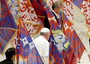Il Papa accolto dagli sbandieratori prima dell'incontro con il lavoratori ternani