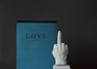 Design: Seletti trasforma scultura 'L.O.V.E.' in souvenir