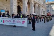 Raduno nazionale dei bersaglieri ad Ascoli, la sfilata in piazza del Popolo