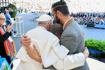 Il Papa abbraccia un israeliano e un palestinese che hanno perso i parenti