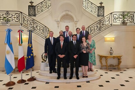 Los embajadores convocados por Italia en Buenos Aires con funcionarios argentinos.