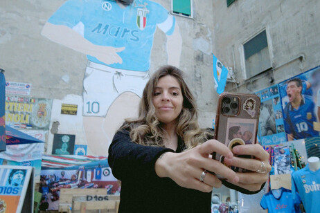 Dalma Maradona se toma una selfie en Nápoles (ANSA)