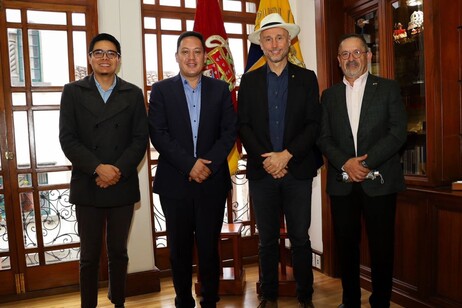 El embajador Davoli con las autoridades de Cuenca.