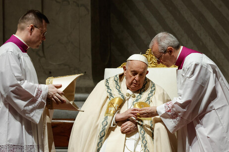 Papa Francisco preside la solemne Vigilia Pascual.
