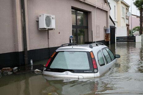 Un automóvil bajo el agua en Emilia Romagna. Efecto del cambio climático