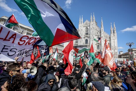 Marcha antifascista del 25 de abril en Milán, y banderas palestinas frente al Duomo