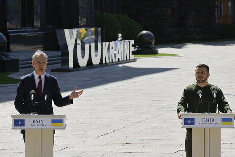 Jens Stoltenberg (izquierda) junto a Volodimir Zelensky (derecha) en visita sorpresa a Kiev