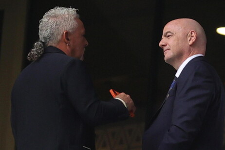 Roberto Baggio y Gianni Infantino