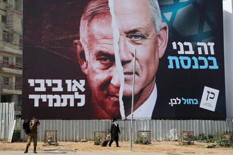 Un manifesto elettorale mostra Netanyahu e Gantz, (leader del partito Blu e Bianco), 14 marzo 2021