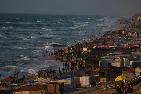 Desplazamiento de palestinos por la playa en la Franja de Gaza.