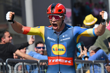 Jonathan Milan cantó victoria en la cuarta etapa del Giro