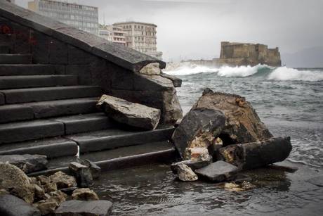 Maltempo: aliscafi e traghetti bloccati tra Napoli e Golfo