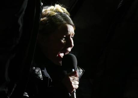 Tymoshenko addresses crowd on Independence Square in Kiev