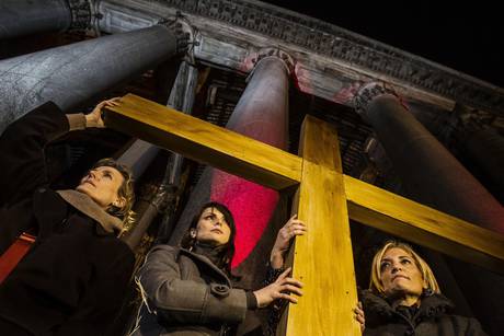 Tratta: Via Crucis a Roma, centinaia contro schiavit donne