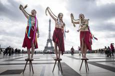 Ucraina: Femen a seno nudo a Parigi, anche contro Timoshenko
