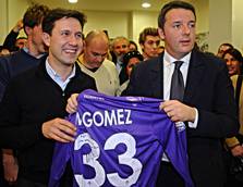 Renzi dalla Merkel con autografo di Gomez