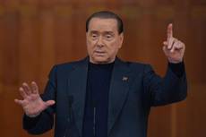 FOTO: Berlusconi torna sul palco 