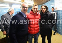 Francesco Totti in mezzo a Claudio Ranieri e l'attaccante colombiano Radamel Falcao (da Twitter)