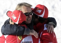 Luca Cordero di Montezemolo (C) abbraccia Fernando Alonso (d) e Felipe Massa (s) a Madonna di Campiglio l'11 gennaio 2012