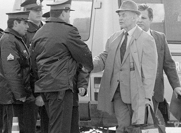 Erich Priebke parte per l'Italia nel 1995. L'ex SS saluta i poliziotti argentini che lo hanno scortato in aeroporto