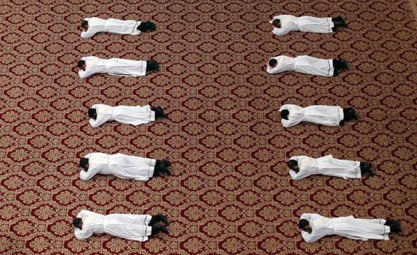 Papa ordina 10 nuovi sacerdoti