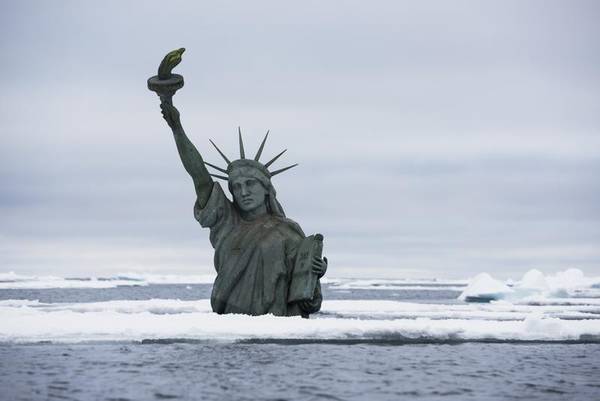 Statua della libertà che finisce sott’acqua per l’innalzarsi del livello dei mari (foto: Greenpeace)