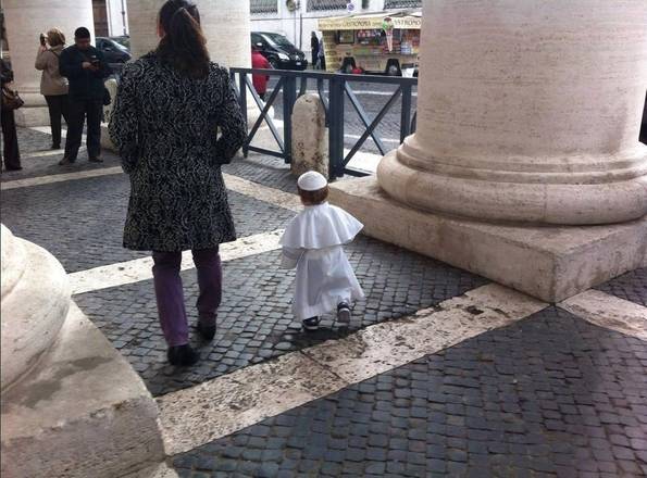 E il piccolo vestito da Papa conquista il web