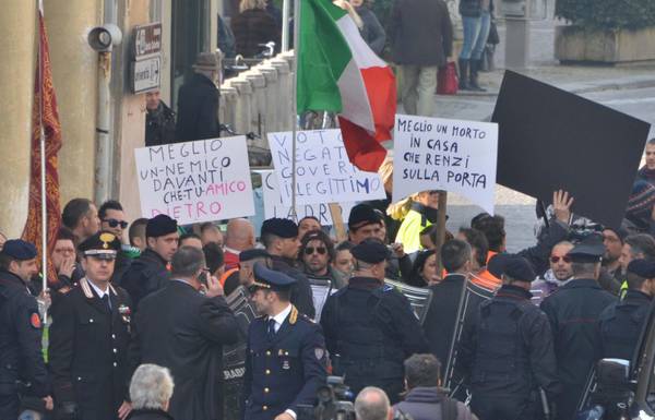 Un momento della contestazione al Presidente del Consiglio, Matteo Renzi, al suo arrivo a Palazzo Rinaldi a Treviso
