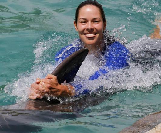 Ana Ivanovic si lascia trascinare da un delfino