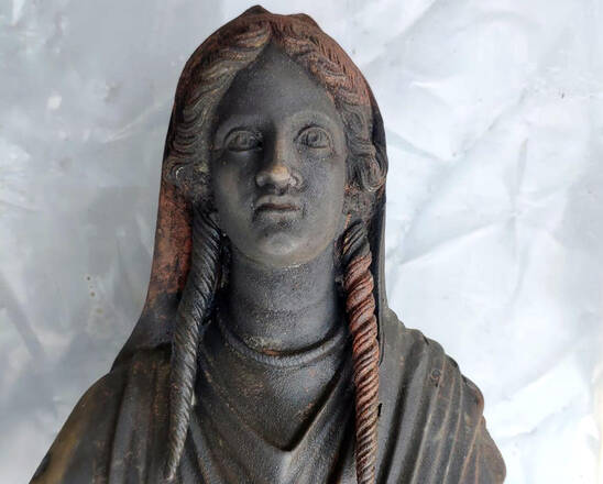 Los detalles anatómicos de las estatuas femeninas son notables (ANSA) © 