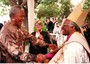 L'arcivescovo Desmond Tutu  saluta il presidente Nelson Mandela all'ingresso della Cattedrale di San Giorgio