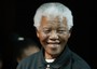 Nelson Mandela nel 2004 indossa la maglia con  il numero che lo identificava all'intrerno del carceredurante la prigionia