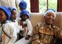 Nelson Mandela con alcuni bambini il 27 luglio del 2010