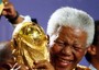 Nelson Mandela a Zurigo festeggia con una copia della coppa del mondo l'assegnazione dei mondiali di calcio al  Sudafrica nel 2010.