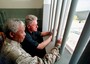 Nelson Mandela e il presidente Usa Bill Clinton visitano  la cella dove Mandela rimase prigioniero per 27 anni.
