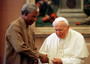 Nelson Mandela con Giovanni Paolo Secondo in Vaticano nel 1998.