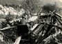 Si scava tra le macerie a Longarone, uno dei paesi distrutti nella tragedia del VajontDisastro del Vajont, Longarone nei giorni successivi alla frana del 9 ottobre 1963