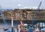 La nave Costa Concordia adesso  poggia sulle piattaforme a 30 metri di profondita'