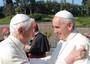 L’abbraccio tra il Papa Emerito Benedetto XVI e Papa Francesco