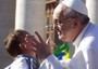 L'bbraccio di Papa Francesco ad un bimbo